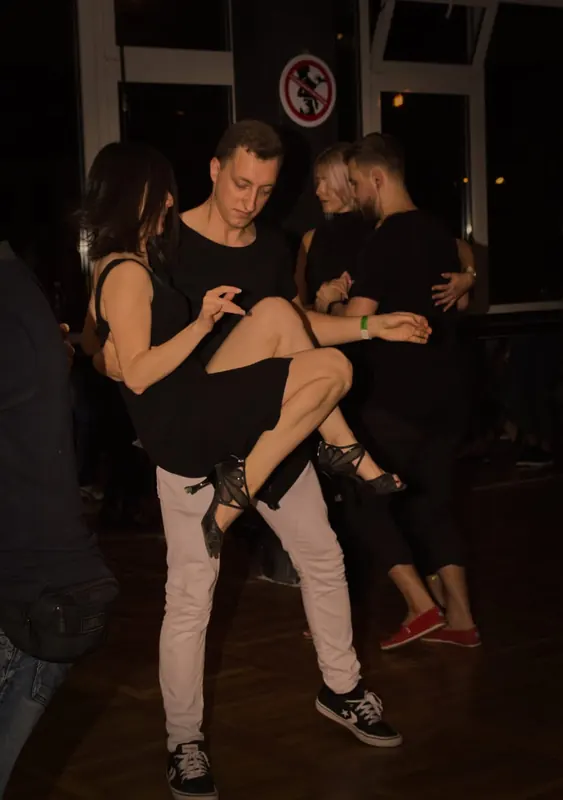 Wieczorna impreza taneczna w szkole Area Dance
