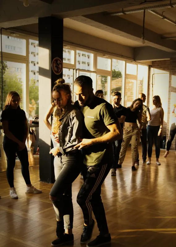 Zajęcia kizomby w słonecznej sali Area Dance